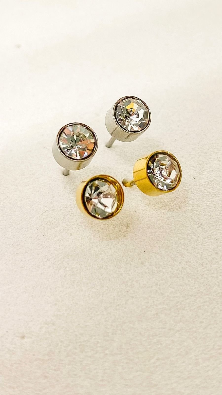 Brinco Mini Ponto D´luxo Arco Gold - Aço